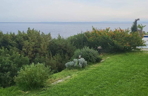 Santa Giulia House | Waterfront villa in the heart of Rondinara Bay