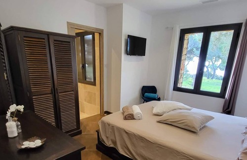 Santa Giulia House | Waterfront villa in the heart of Rondinara Bay