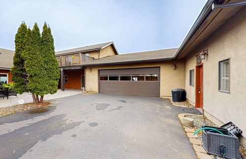 Dallesport House | Waterfront vineyard estate with private pool and incredible Gorge views