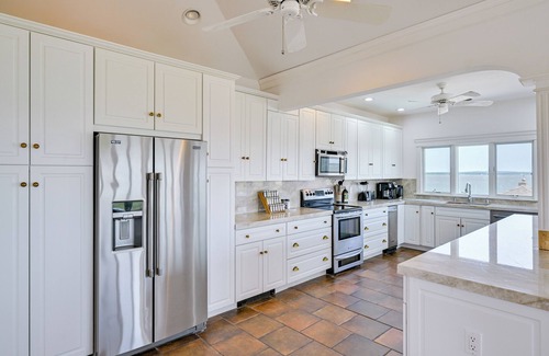 West Hampton Dunes House | Waterfront Westhampton Haven: Pool & Private Beach