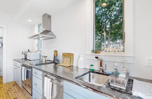 Camden House | Waterfront & walkable triplex - harbor views, AC, dog-friendly