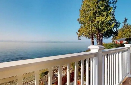 Roberts Creek Apartment | Waterfront Whale Watching Suite! Cozy & Private (Sleeps 4)!