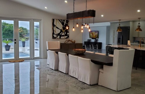 Caloosahatchee Apartment | Waterfront White House
