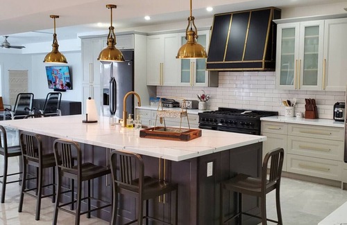 Caloosahatchee Apartment | Waterfront White House