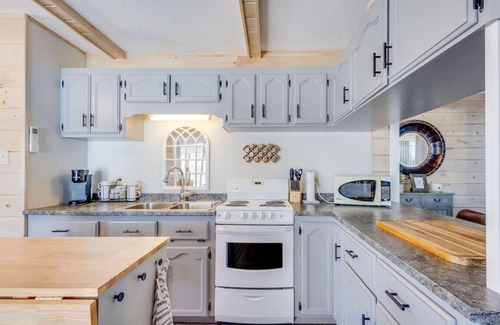 Alberton Cottage | Waterfront with Access Indoor Hot Tub Sauna 3 BRs