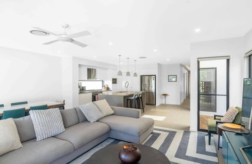 Helensvale House | Waterfront Wonder - Pool, Views & Luxury in Helensvale