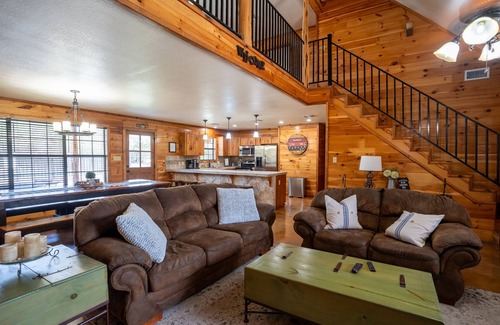 Concan Cabin | Watering Hole/Near Golf Course Multi-Family/FREE Frio @ Gravel Bar w/Concan VIP