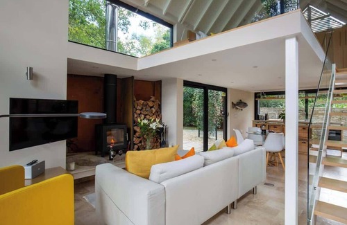 South Cerney Cottage | Waterlily | Romantic Lakefront Stay + Hot Tub