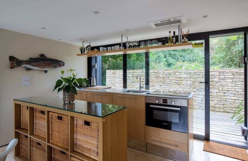 South Cerney Cottage | Waterlily | Romantic Lakefront Stay + Hot Tub