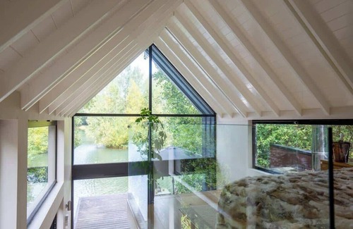 South Cerney Cottage | Waterlily | Romantic Lakefront Stay + Hot Tub