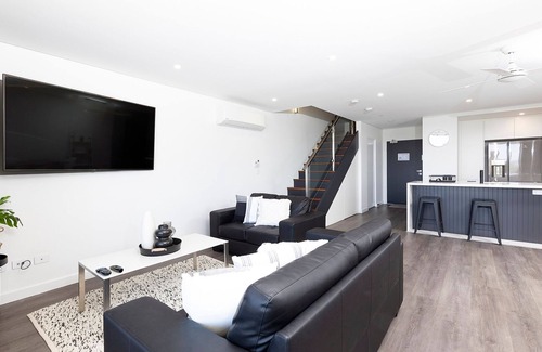 Forster Apartment | Waterline 304 on the lake.