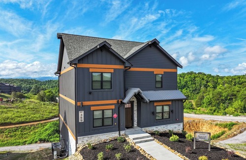 Sevierville Cabin | Waterpark · Indoor Pool · Mtn Views · 22ppl