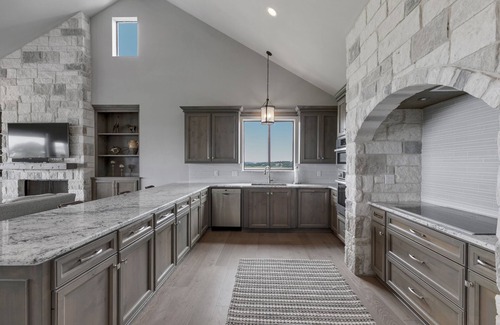Canyon Lake House | “WATERS-EDGE” A WATERFRONT home! Hot Tub! VIEWS!