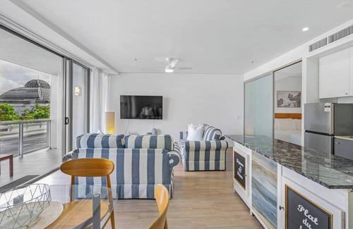 Cairns Central Business District Apartment | Waters Edge at Harbour Lights Poolside Convenience