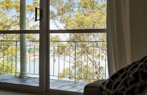 Empire Bay House | Waters Edge Retrea