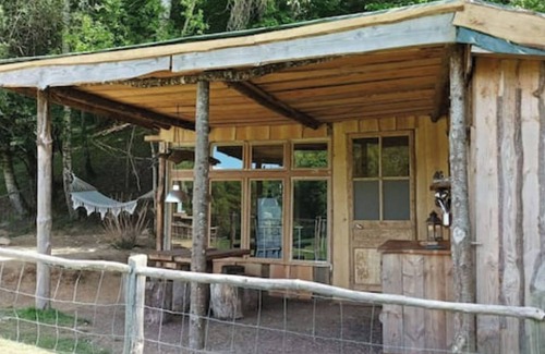 Saint-Eloy-les-Tuileries Cabin | Waterside cabin in the Corrézienne countryside