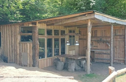 Saint-Eloy-les-Tuileries Cabin | Waterside cabin in the Corrézienne countryside