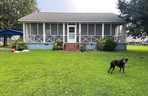 Leesburg House | Waterside Cottage with private dock and boat ramp