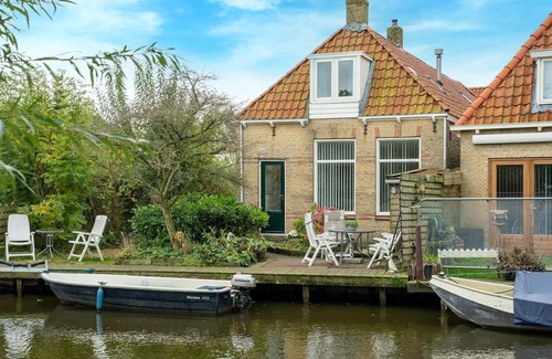 Heeg House | Waterside Escape with Private Jetty