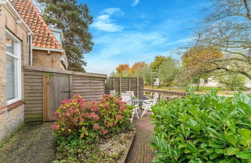 Heeg House | Waterside Escape with Private Jetty