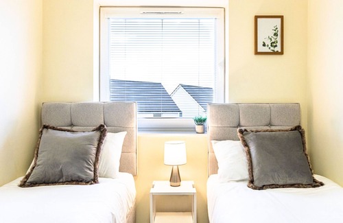 Milton Keynes House | Waterside Lodge Stunning 3 Bedroom House MK