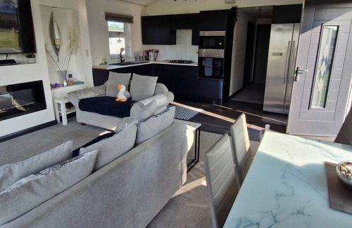 Sandilands Cabin | Waterside Lodge - Dog Friendly, Sutton on Sea