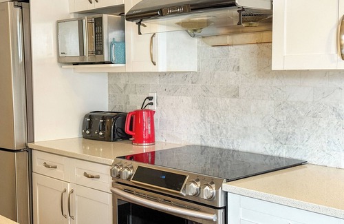 Sunnyside House | Waterside Retreat: 3-Bed Suite near Bow River