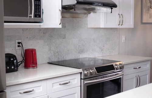 Sunnyside House | Waterside Retreat: 3-Bed Suite near Bow River