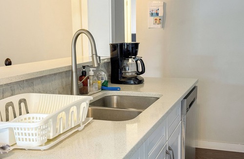 Sunnyside House | Waterside Retreat: 3-Bed Suite near Bow River