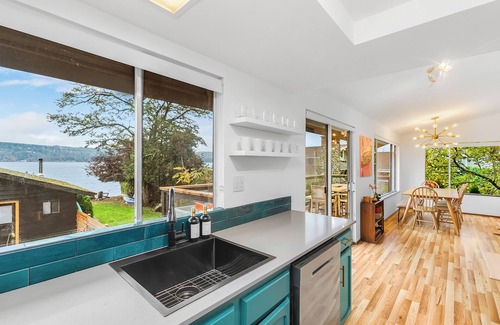 Tahuya House | Waterside Retreat on Hood Canal – Waterfront Home with Hot Tub and Arcade