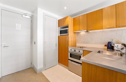 Auckland Central Business District Apartment | Waterside Studio Apt | Viaduct Views | Balcony
