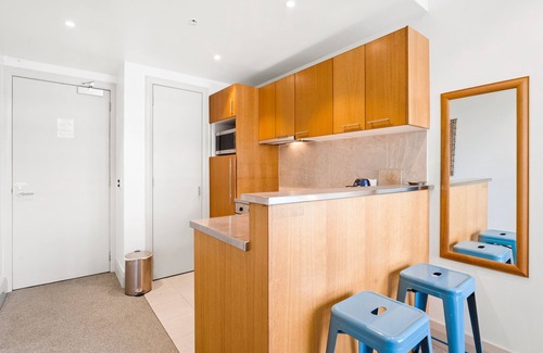 Auckland Central Business District Apartment | Waterside Studio Apt | Viaduct Views | Balcony