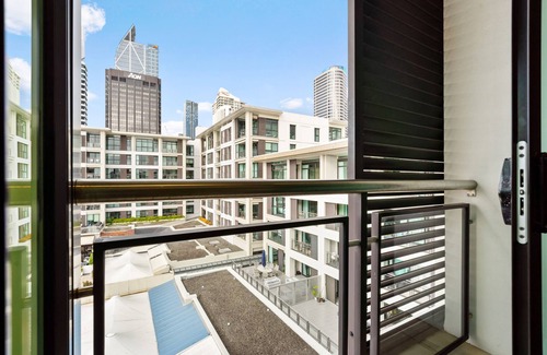Auckland Central Business District Apartment | Waterside Studio Apt | Viaduct Views | Balcony