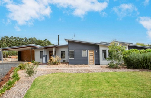 Wilyabrup Apartment | Waterside Wilyabrup | Lake Views | Family Friendly