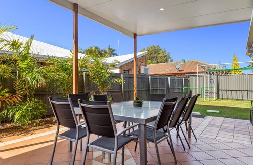Parrearra House | Waterslide, Pool, Games Room ~Family Holiday~ Close to Beach Restaurants & Shops