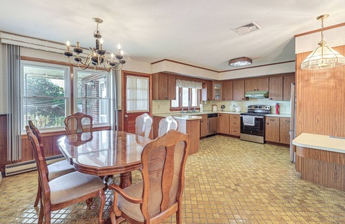 Oakville Cottage | Watertown Home w/Yard: 1 Mi to Echo Lake Park!