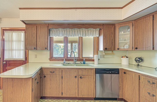 Oakville Cottage | Watertown Home w/Yard: 1 Mi to Echo Lake Park!