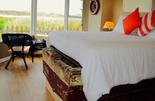 Moss Landing House | WaterVeiw - 2-person Shower - Fireplace