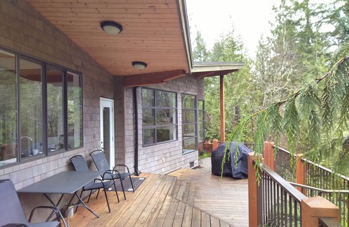 Madeira Park Cabin | Waterview Architectural Gem - Romantic Seclusion!