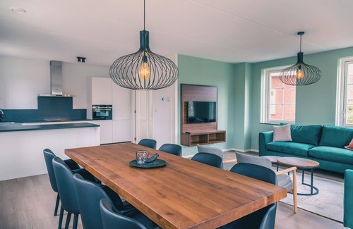 Medemblik House | Watervilla Wellness Deluxe 8 persons with sauna and Sunshower (inside) and Jacuzzi and Kamando BBQ (in the garden)