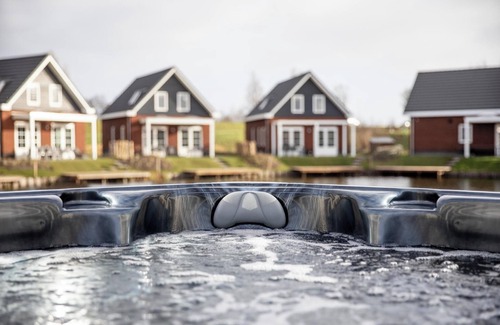 Medemblik House | Watervilla with jacuzzi for 6 persons
