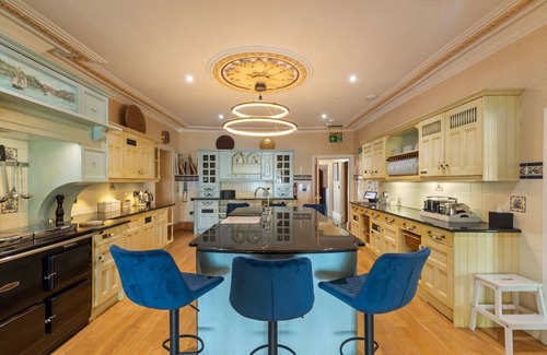 Tenby House | Waterwynch House, Holiday Home Waterwynch, Tenby, Sleeps 30, 12 bedrooms, bathrooms