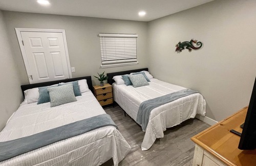 Drayton Plains House | Watkins Lake Retreat - 5 Bedroom Up to 24 Guests!