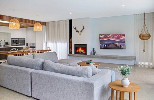 Barwon Heads House | Wattlebird Escape – Heated Pool, Pizza Oven, Sleeps 10