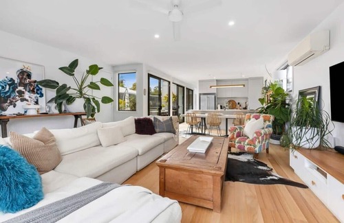 Barwon Heads House | Wattlebird Hideaway: Pet Friendly, 250m to River