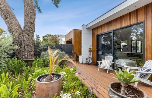 Barwon Heads House | Wattlebird Hideaway: Pet Friendly, 250m to River