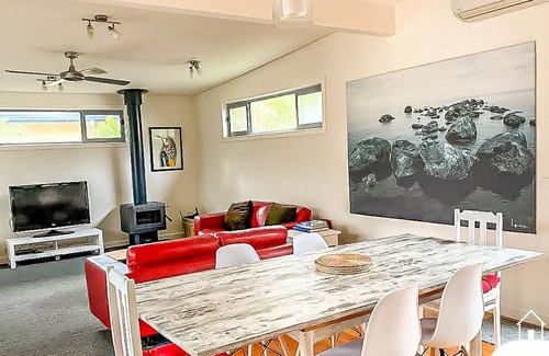 Sandy Point House | Wattlebird is positioned perfectly for your next relaxing holiday.