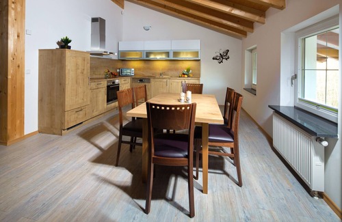 Bischofswiesen Apartment | Watzmann, 2-4 Pers., 120 m², 2 Schlafzimmer, Wohnzimmer, Kochnische, Badewanne, Dusche und WC, Balkon