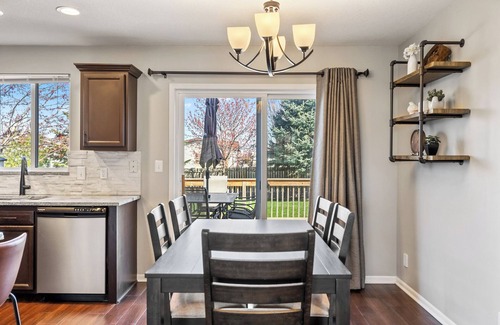 Waukee House | Waukee Retreat, nestled in the heart of the city, stylish and spacious house.