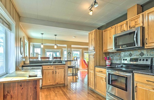 King Cottage | Waupaca Lake Cottage w/ Fire Pit & Boat Dock